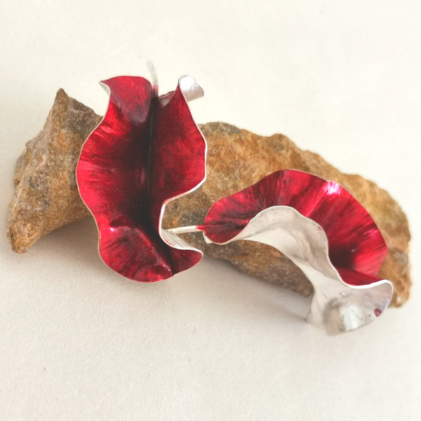 <transcy>Dry Leaf Earrings in Medium Silver</transcy>